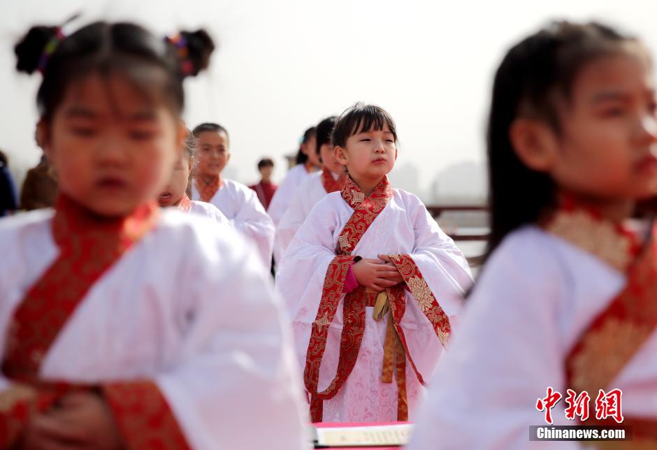 2月20日，55名学龄儿童齐聚西安汉城湖畔,身穿汉服,隆重举行“开笔礼”。“开笔礼”是中国传统文化中对少儿开始识字习礼的一种启蒙教育形式。古时“开笔礼”是极为隆重的典礼，对学童而言有着重大意义，是人生四大礼之一。 张远 摄